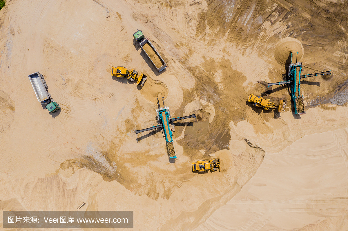 采砂作业的鸟瞰图,提取一系列矿砂。