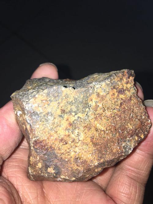 我想知道这个矿石是不是金矿?如果是怎么提炼出来?