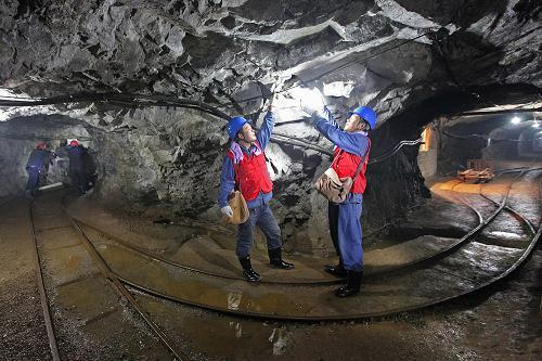     9月24日,工作人员在山东潍坊临朐县寺头金矿